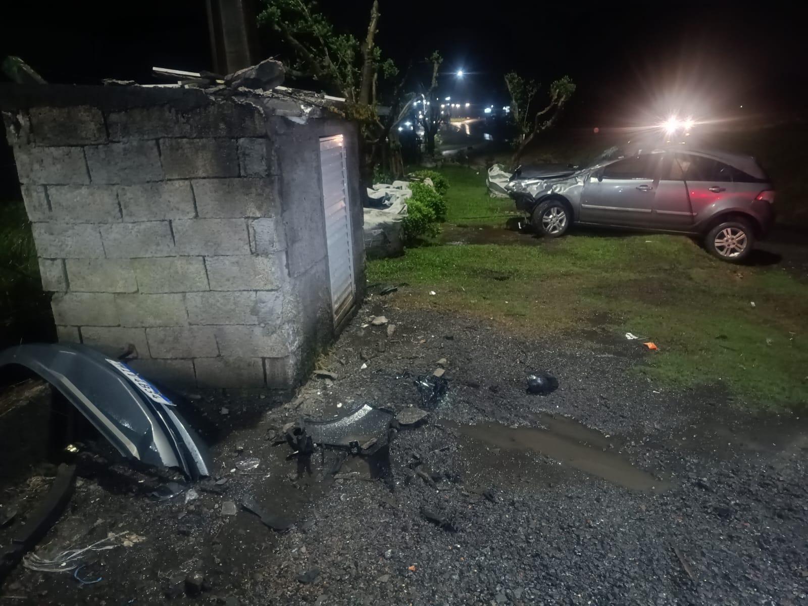 Carro bate contra muro e capota na BR-470 